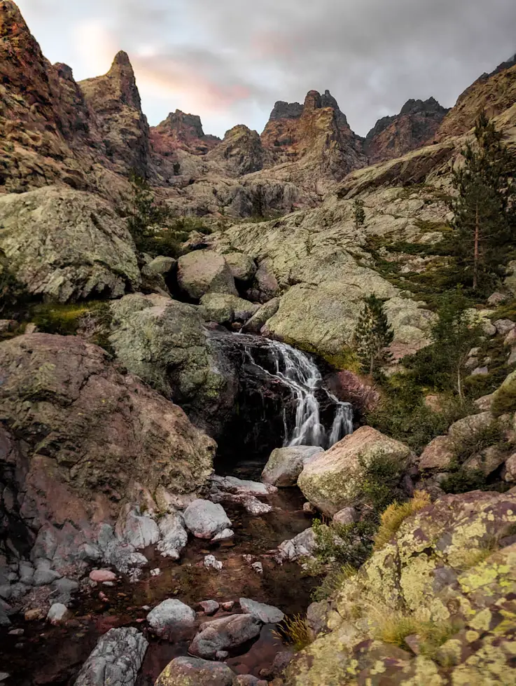 Cascade entre les rochers de granit, en montagne corse