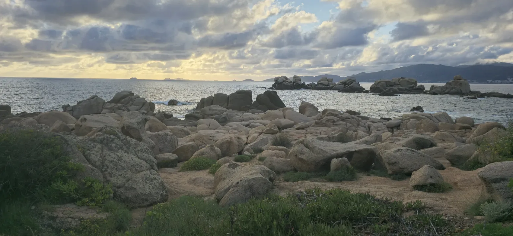 Rochers des Céténaves et mer claire à l'Isolella