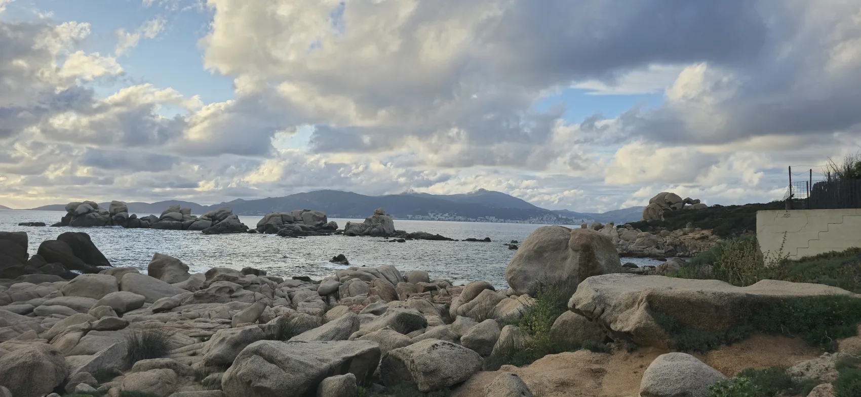 Céténaves, pins et littoral rocheux près de Pietrosella