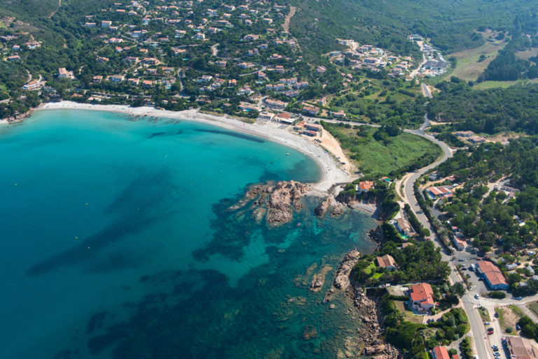 Vue aérienne de la plage du Ruppione