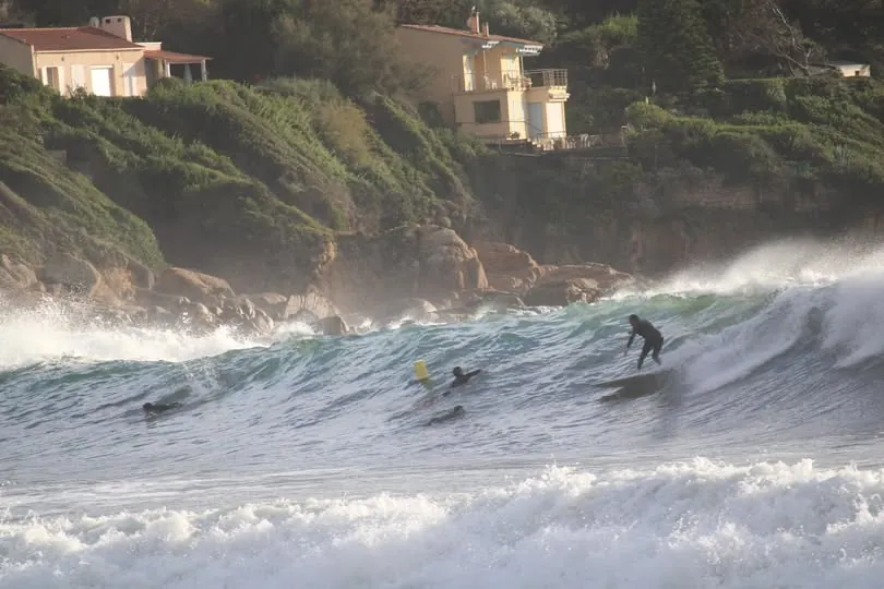 Surfeurs dans les vagues de la plage du Ruppione en octobre 2026