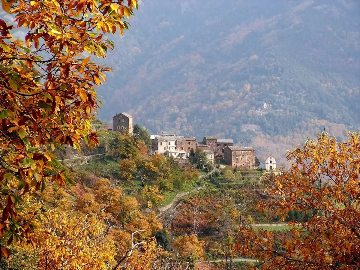 Village de montagne entouré de châtaigniers en automne