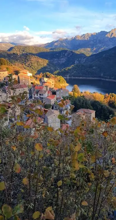 Village de montagne au-dessus d'un lac, en automne