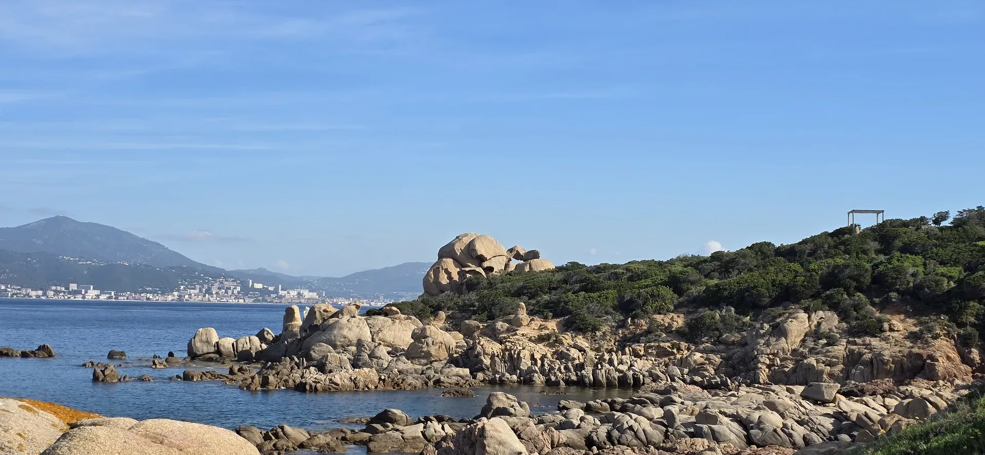 Céténaves et presqu'île de l'Isolella sur la rive sud de la baie d'Ajaccio