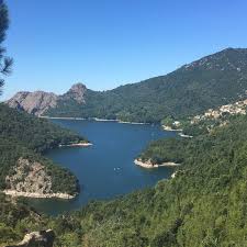 Lac de Tolla, paysage frais de montagne en Corse