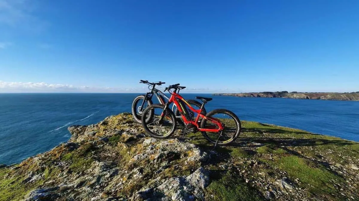 Vélos électriques E-Bike Mountain face à la mer