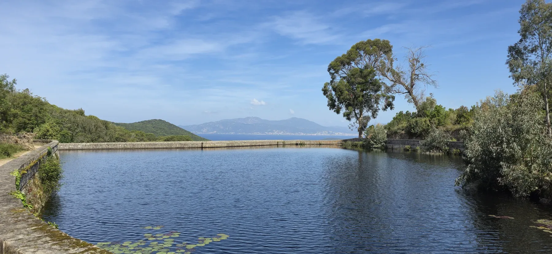 Retenue d'eau au-dessus de l'ancien pénitencier de Coti-Chiavari