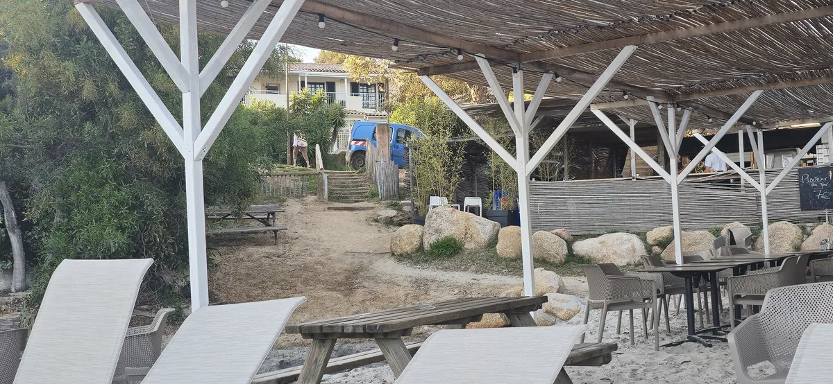 Paillote du Ruppione avec la Villa Iché-Poggi en face, accès plage à pied