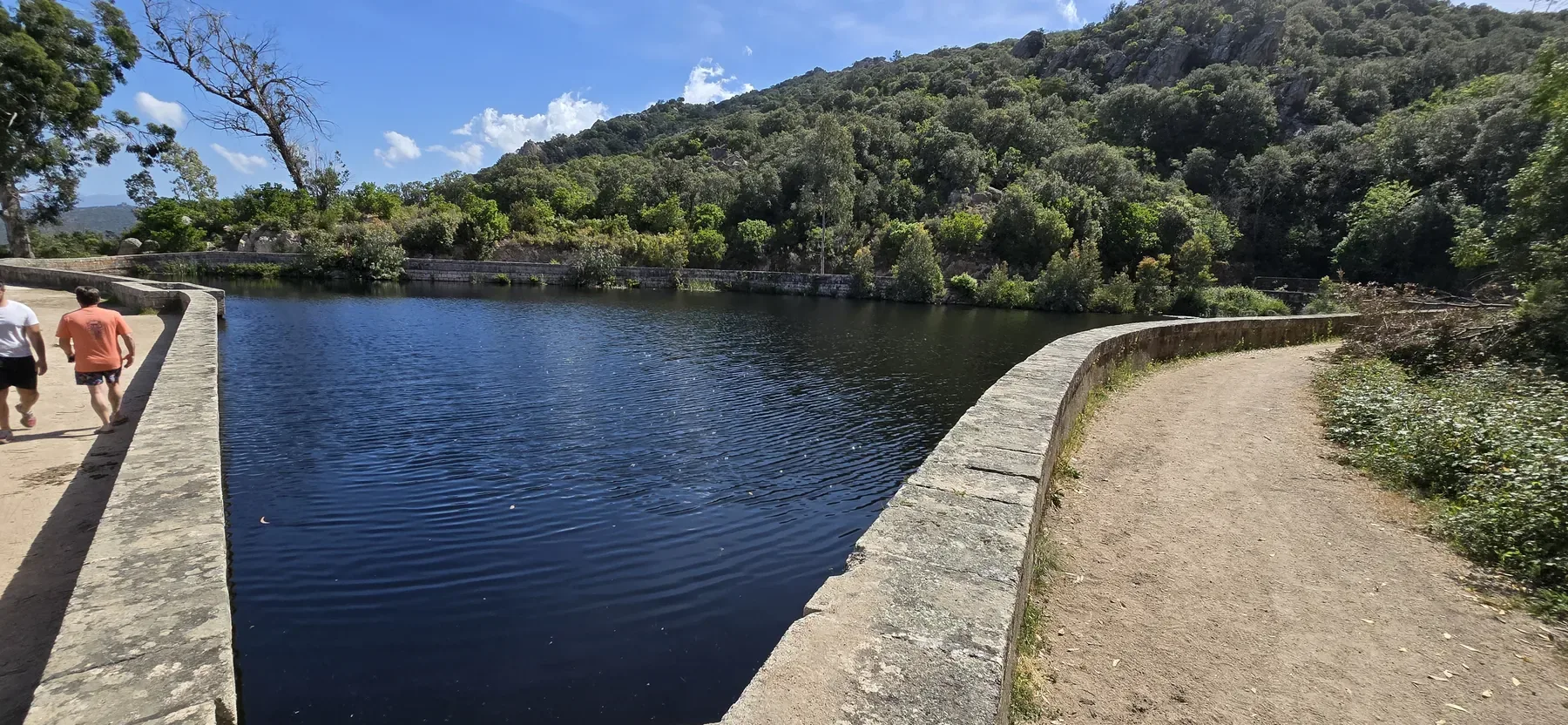 Retenue d'eau au-dessus de l'ancien pénitencier de Coti-Chiavari, balade dans le maquis