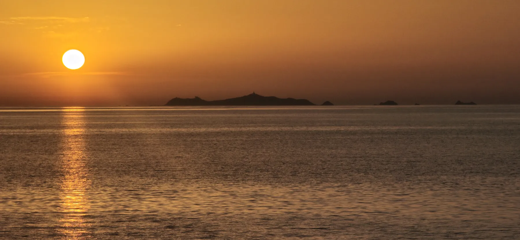Coucher de soleil sur les Îles Sanguinaires dans la baie d'Ajaccio
