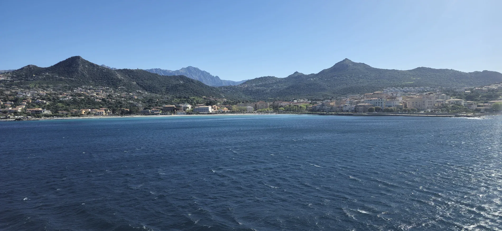 Vue sur la rive sud d'Ajaccio depuis le bateau