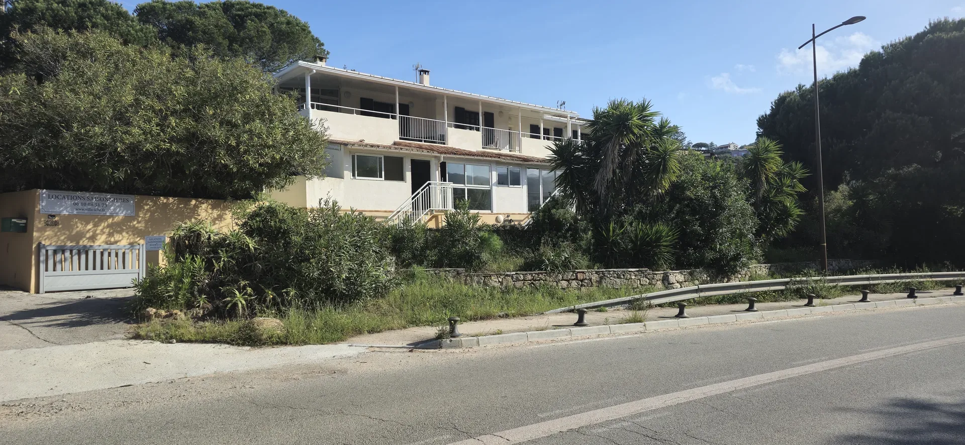Villa Iché-Poggi aujourd'hui, avec végétation et terrasses