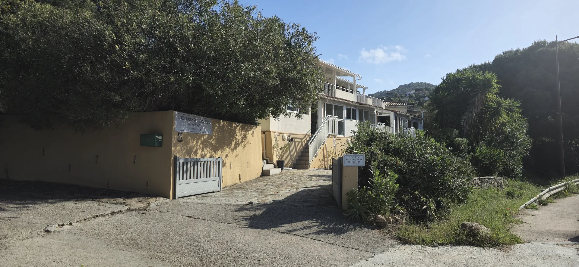 Villa Iché-Poggi entourée de végétation méditerranéenne au Ruppione