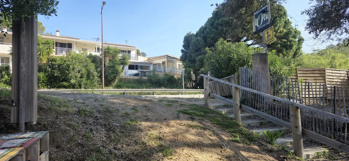 Villa Iché-Poggi depuis la paillote du Ruppione, adresse locative historique face à la plage